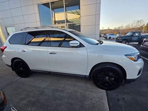 Used 2018 Nissan Pathfinder SL w/ SL Premium Package image 2