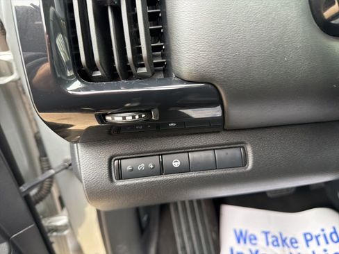 Used 2024 Nissan Pathfinder SV FWD image 21