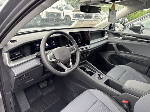 New 2025 Volkswagen Tiguan SE image 9