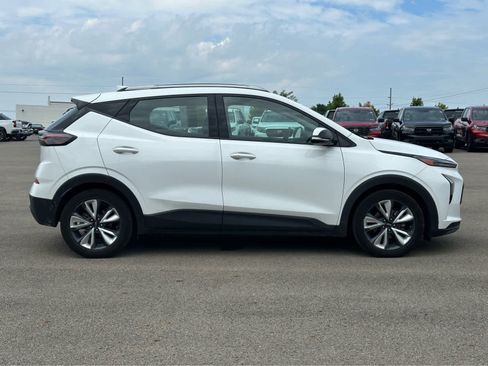 Used 2022 Chevrolet Bolt EUV LT w/ Convenience Package FWD image 8