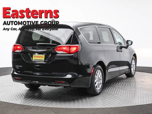 Used 2023 Chrysler Voyager LX image 5
