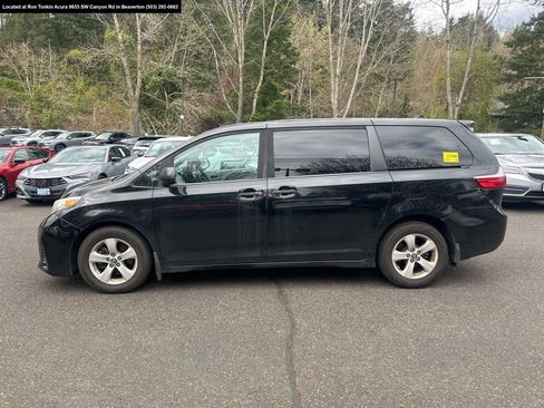 Used 2019 Toyota Sienna L w/ Carpet Mat Package image 7