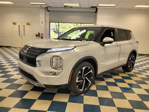 Used 2024 Mitsubishi Outlander SE Black Edition image 3