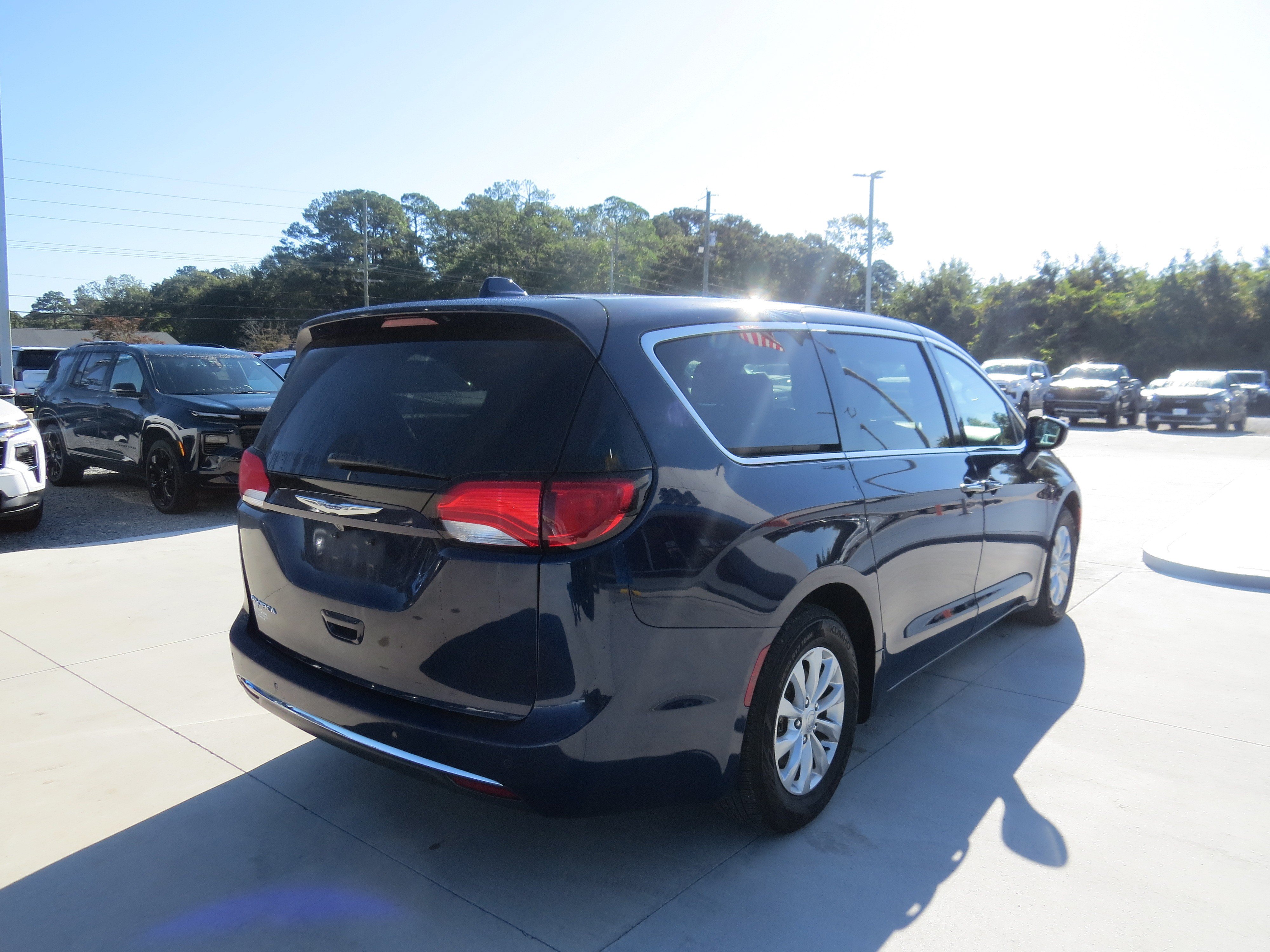 Used 2018 Chrysler Pacifica Touring Plus FWD image 5