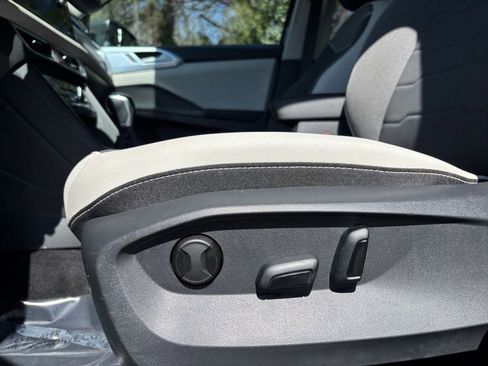 Used 2025 Volkswagen Taos SE image 28