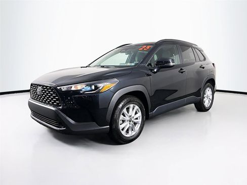 Used 2025 Toyota Corolla Cross LE image 3