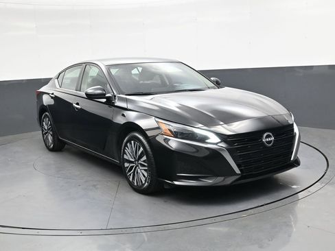 Used 2024 Nissan Altima 2.5 SV FWD image 2