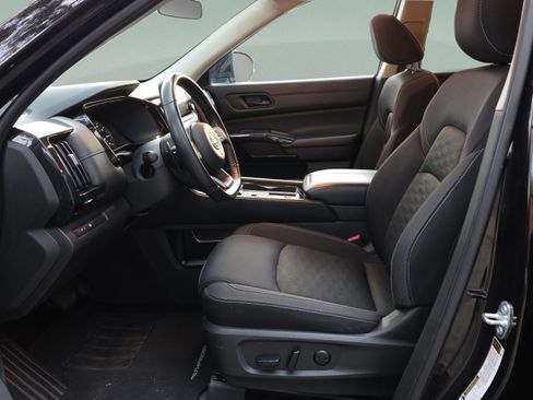 Used 2024 Nissan Pathfinder SV image 9