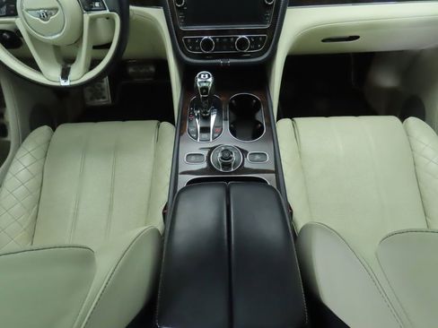 Used 2019 Bentley Bentayga V8 image 17