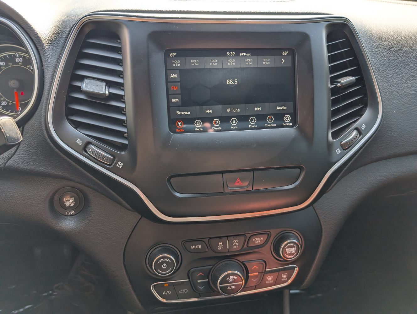 Used 2019 Jeep Cherokee Latitude Plus w/ Comfort/Convenience Group FWD image 22