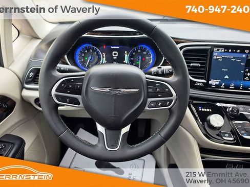 Used 2023 Chrysler Pacifica Limited FWD image 7