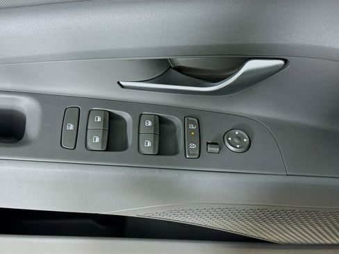 Used 2025 Hyundai Elantra Blue image 20