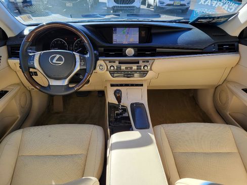 Used 2013 Lexus ES 350 w/ Luxury Pkg image 4