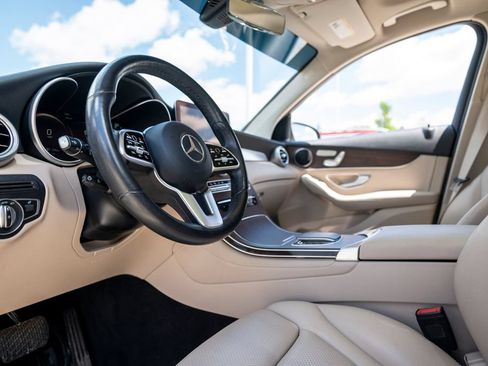 Used 2021 Mercedes-Benz GLC 300 4MATIC w/ Premium Package image 4