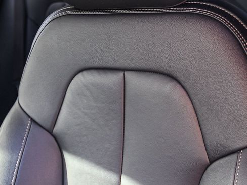 Used 2025 Volvo XC40 B5 Plus image 27