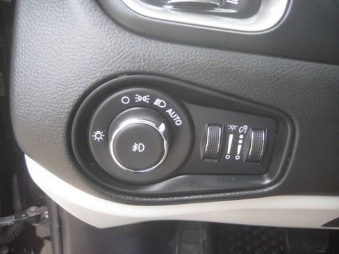 Used 2022 Jeep Renegade Limited AWD/4WD image 17