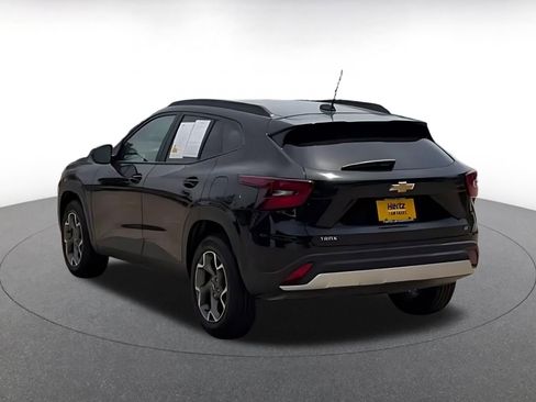 Used 2025 Chevrolet Trax LT w/ LT Convenience Package FWD image 10