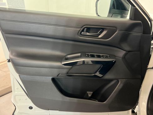 Used 2025 Nissan Pathfinder S FWD image 16
