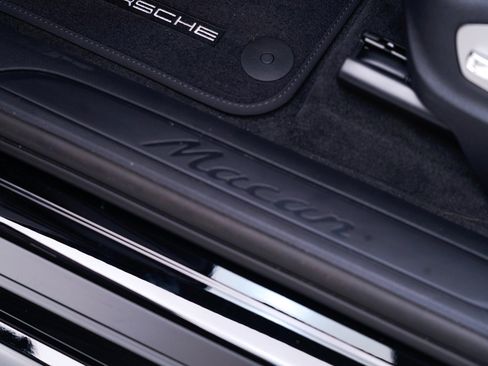 Certified 2026 Porsche Macan AWD/4WD image 15