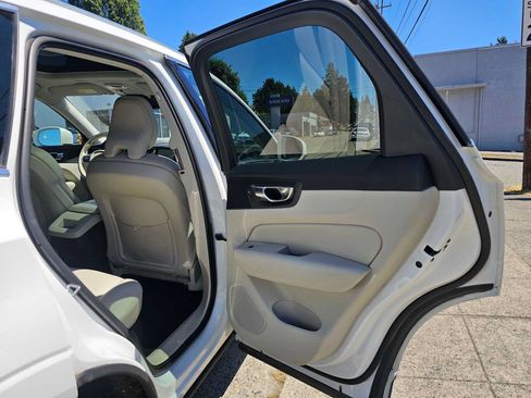 Used 2019 Volvo XC60 T5 Momentum w/ Premium Package FWD image 13