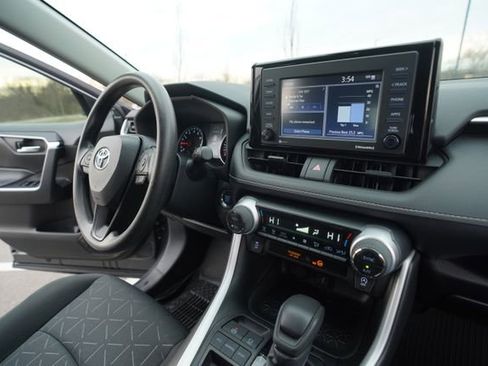 Used 2022 Toyota RAV4 XLE w/ Convenience Package image 32