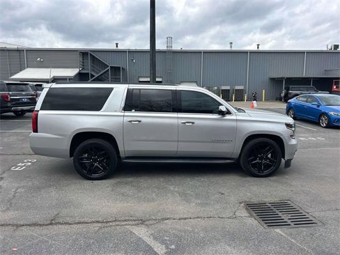 Used 2019 Chevrolet Suburban LT image 2