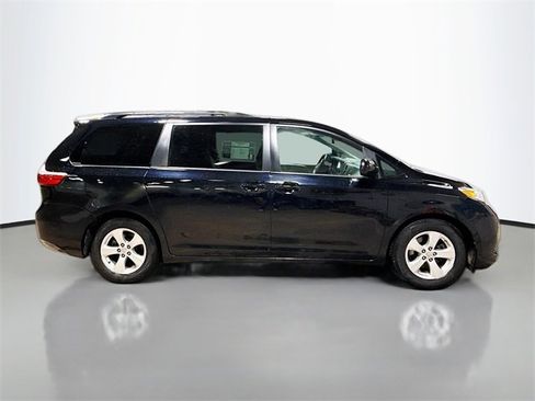 Used 2016 Toyota Sienna LE image 6