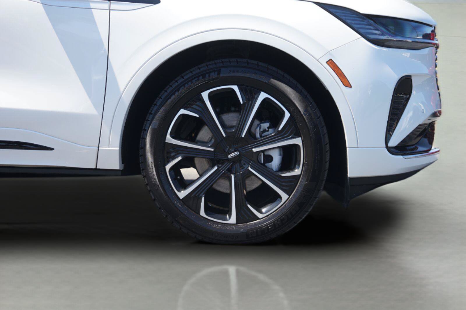 Used 2025 Lincoln Nautilus Reserve AWD/4WD image 4