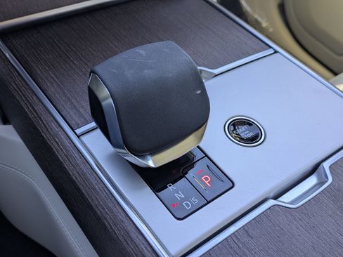 Certified 2025 Land Rover Range Rover SE image 16