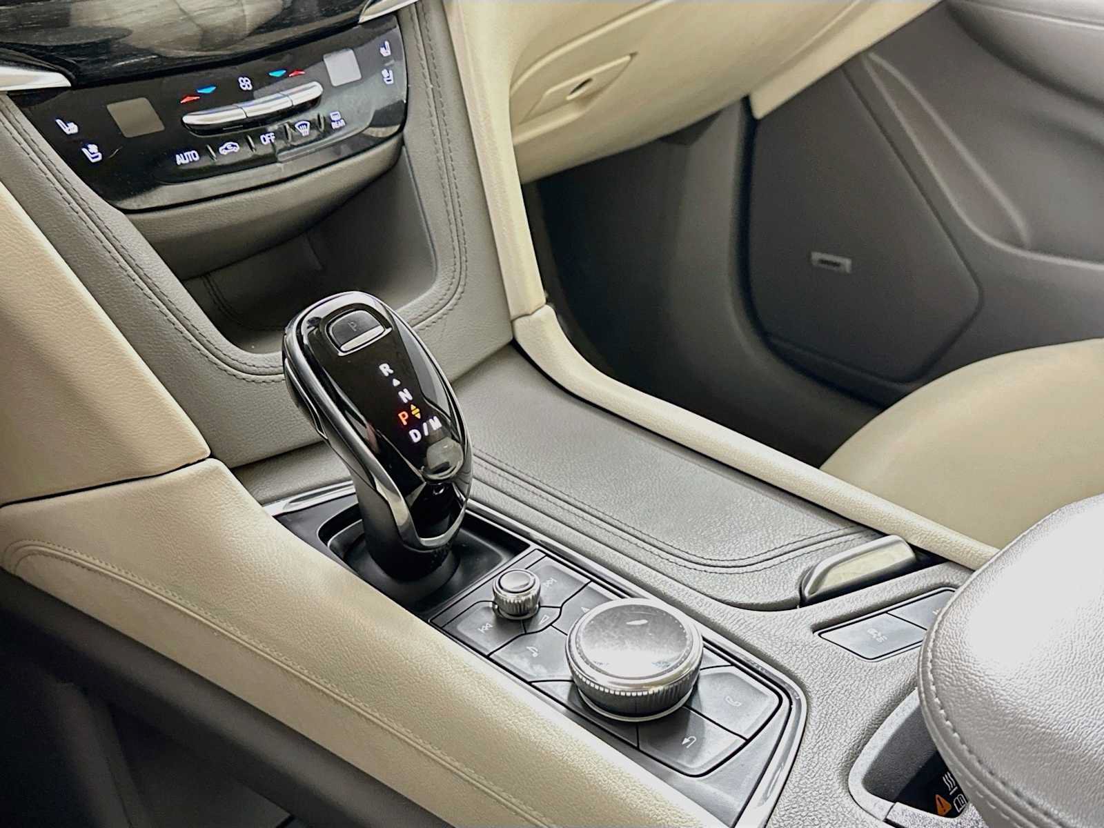 Used 2020 Cadillac XT6 Premium Luxury FWD image 16
