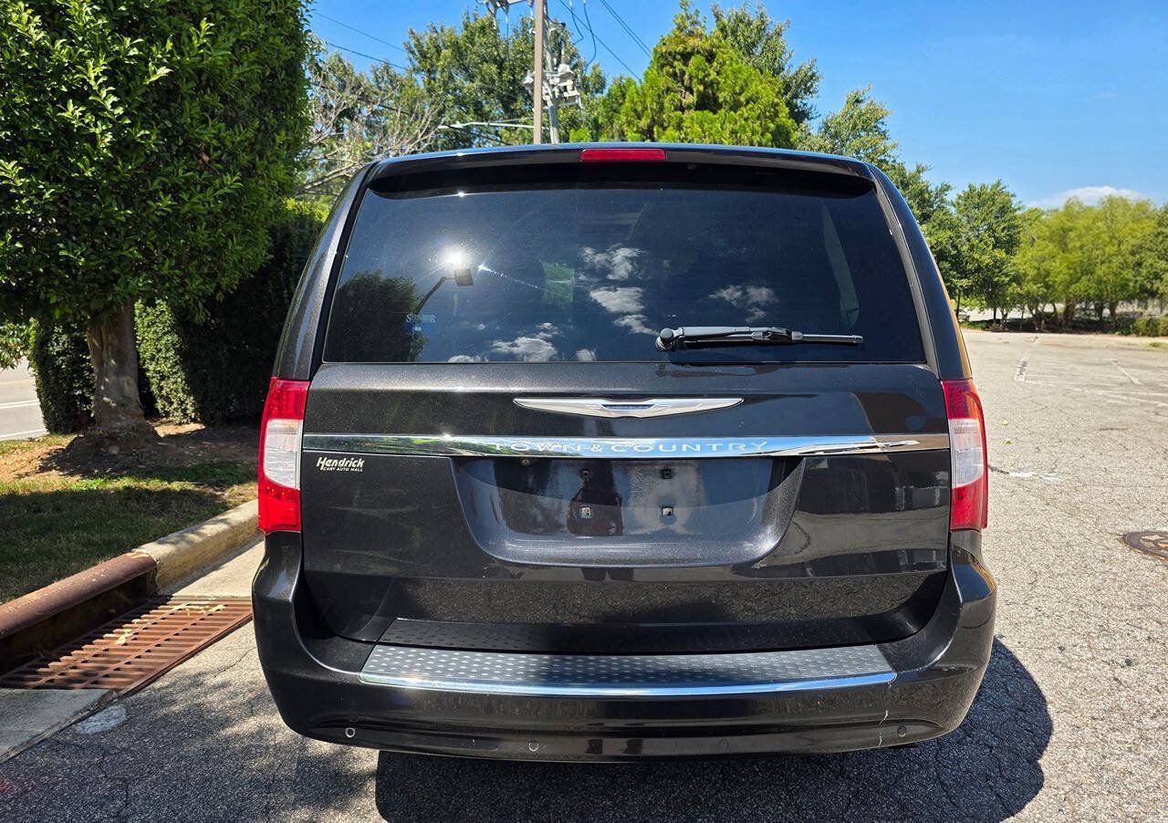 Used 2015 Chrysler Town & Country Touring-L w/ Driver Convenience Group FWD image 4