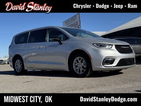 Used 2024 Chrysler Pacifica Touring-L image 1