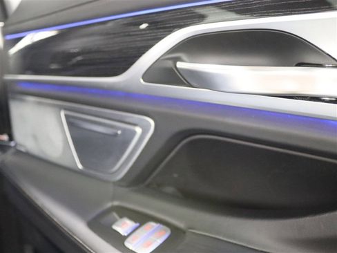 Used 2020 BMW 750i xDrive w/ Executive Package image 23