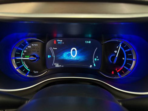 Used 2022 Chrysler Pacifica Limited w/ Uconnect Theater Family Group image 13