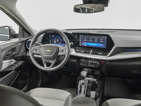 Used 2025 Chevrolet Trax LT w/ Driver Confidence Package image 27