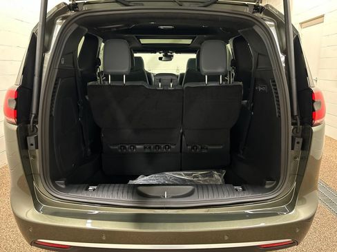 New 2027 Chrysler Pacifica Pinnacle w/ Theater Group AWD/4WD image 7