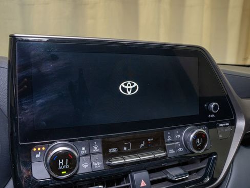 Used 2023 Toyota Highlander Bronze Edition image 15