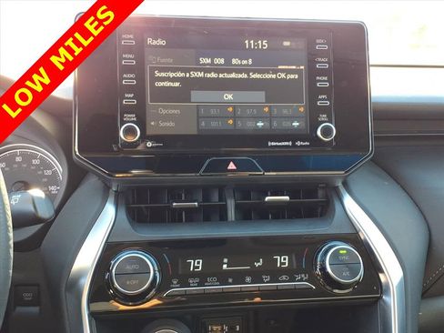 Used 2021 Toyota Venza LE w/ Carpet Mat Package (TMS) image 21