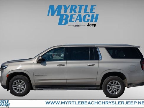 Used 2023 Chevrolet Suburban LT image 3
