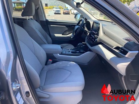 Used 2022 Toyota Highlander LE AWD/4WD image 16