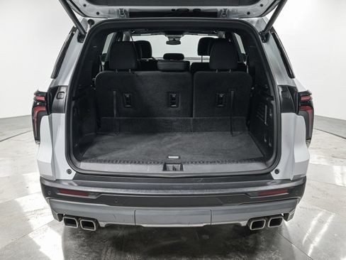 Used 2025 Chevrolet Traverse LT FWD image 6