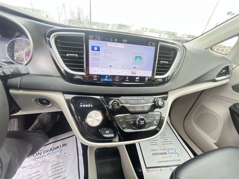 Used 2024 Chrysler Pacifica Touring-L image 18