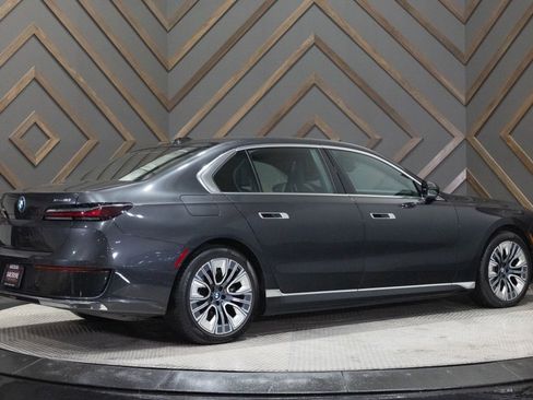 Used 2025 BMW i7 xDrive60 image 2