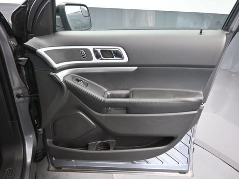 Used 2014 Ford Explorer XLT w/ Equipment Group 202A AWD/4WD image 43