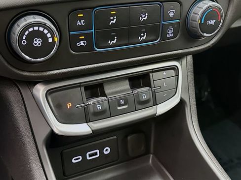 Used 2024 GMC Terrain SLE FWD image 17