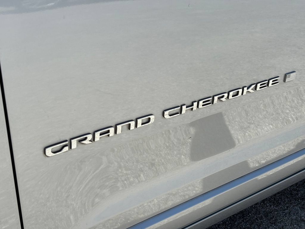 Used 2023 Jeep Grand Cherokee L Overland w/ Luxury Tech Group IV AWD/4WD image 11