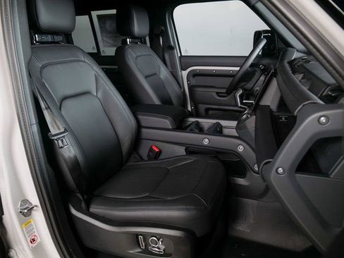 New 2026 Land Rover Defender 130 X-Dynamic SE image 3