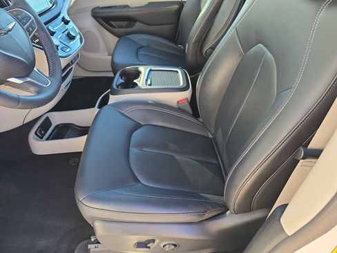 Certified 2024 Chrysler Pacifica Touring-L image 15