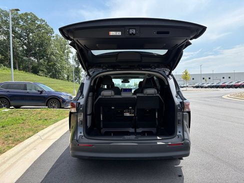 Used 2025 Toyota Sienna XLE FWD image 11