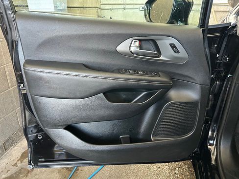 Used 2025 Chrysler Pacifica Select FWD image 17